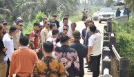 Bupati Rohil Cek Jembatan Sungai Tapah, PUPR Diminta Bergerak