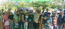 Senator Riau Abdul Hamid Bersama PWI Pelalawan Tanam Pohon, Salurkan Sembako untuk Warga