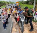 Pemkab Pelalawan dan PT Husni Thamrin Turunkan Truck Menyeberangkan Sepeda Motor Warga Gratis