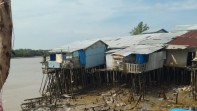 Empat Rumah Terseret Sungai, Abrasi Terjang Kuala Enok