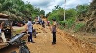 Polsek Rokan IV Koto dan Dinas PU Provinsi Riau Perbaiki Jalan Rusak Di Lubuk Ingu Desa Cipang Kiri