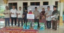 Manajemen PKS Tapung Salurkan Zakat ke Masyarakat Desa Tandun dan Sungai Kuning