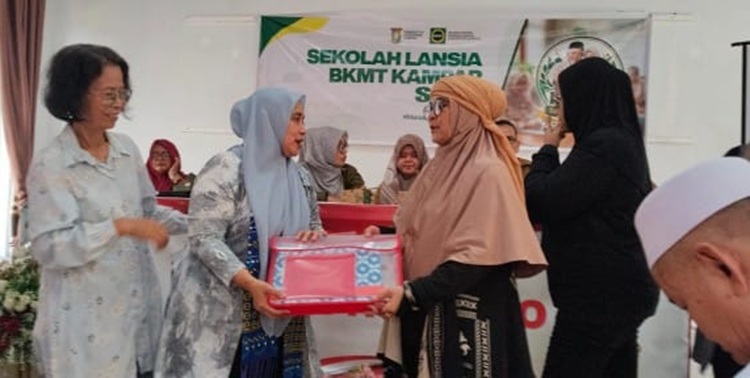 BKMT Kampar Sosialisasikan Sekolah Lansia di Desa Salo