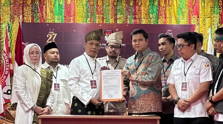 Diantar Ribuan Pendukung, Pasangan Muflihun-Ade Hartati Resmi Mendaftar ke KPU