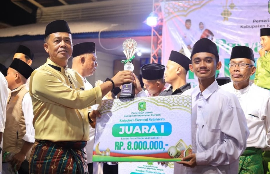 Pemkab Meranti Serahkan Hadiah Juara Lampu Colok dan Pawai Takbir