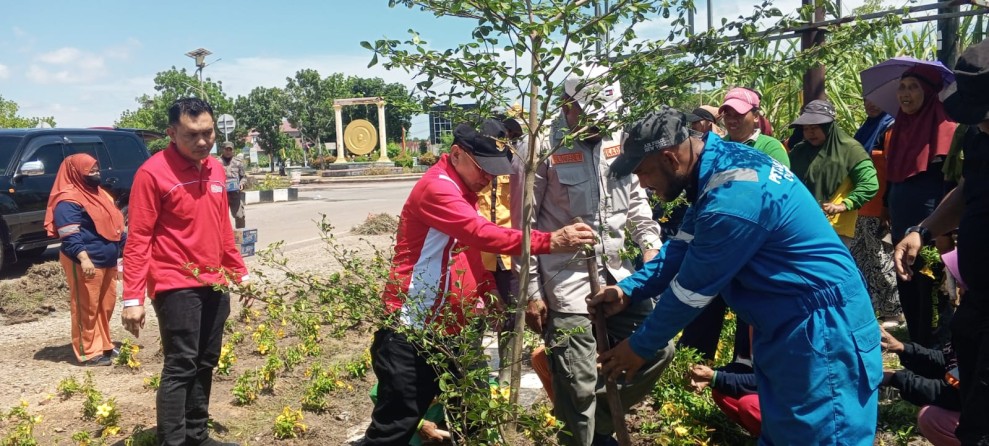 Bupati Rohil Pimpin Gotong Royong dan Penghijauan Kota
