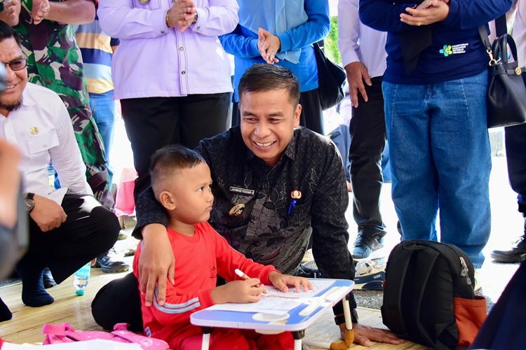 HUT Riau dan RI, Bupati Kampar Ajak Warga Kuok Rawat Kepedulian dan Gotong Royong