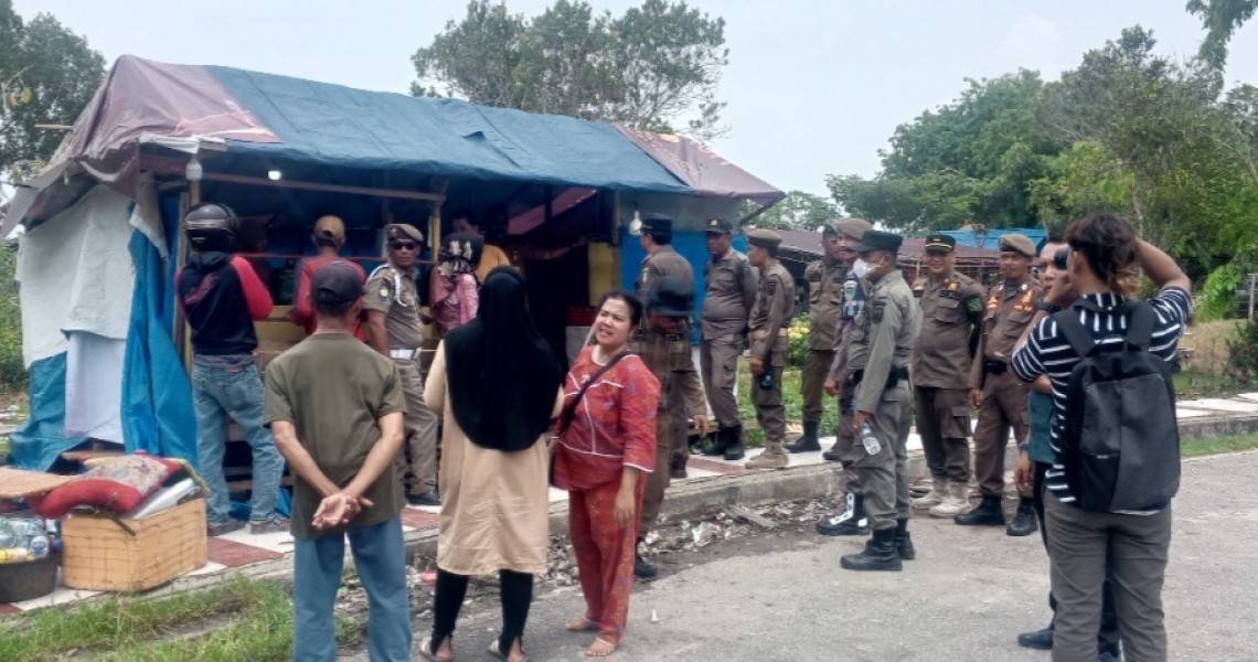 Tak Diindahkan Empat Kali Peringatan, Satpol PP Rohil Tertibkan PKL Secara Tegas