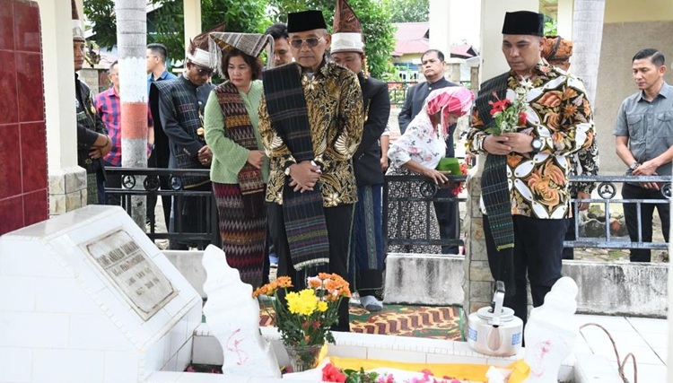 Pemkab Simalungun Ziarah ke Makam Raja Naualuh Damanik, Apresiasi Pemkab Bengkalis Merawat Makam dan Menetapkan Sebagai Cagar Budaya