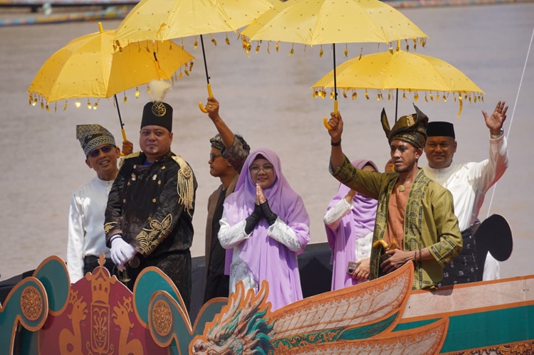 Kapal Perang Harimau Buas Siak Curi Perhatian di Pawai Perahu Hias MTQ Riau
