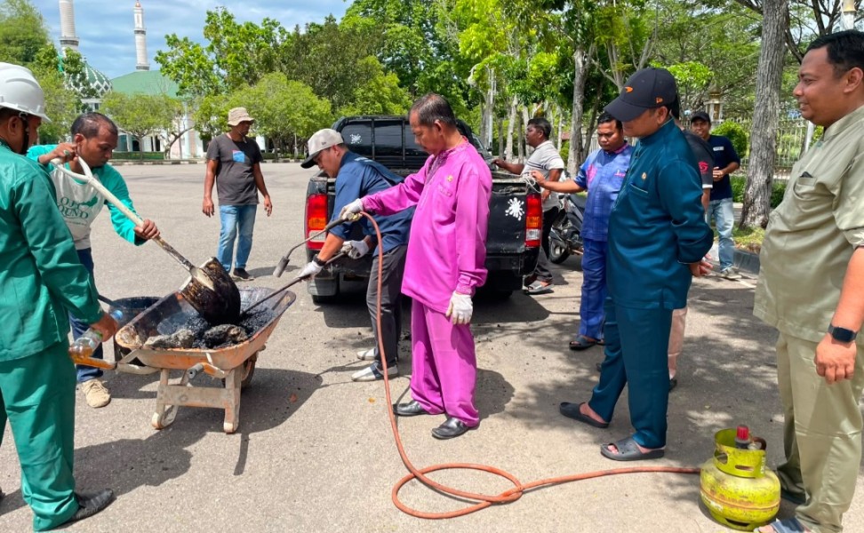 PUPR Rohul Sulap Sisa Aspal Jadi Penambal Jalan Berlubang, Tekan Pemborosan dan Risiko Kecelakaan