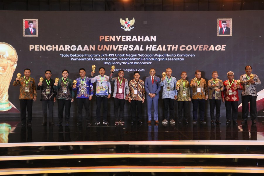 Bupati Pelalawan Terima Penghargaan UHC Awards Tahun 2024