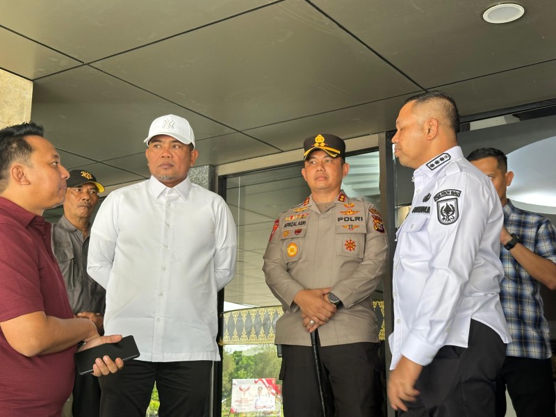 Polres Pelalawan  Ikut Pengamanan Aksi Damai Masyarakat di Depan Kantor Gubernur Riau