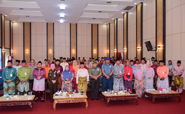 HUT ke-80 RI, Bupati Bengkalis dan Forkopimda Dengarkan Pidato Kenegaraan Presiden Prabowo