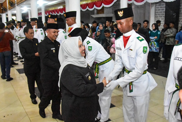 Kukuhkan Paskibraka, Bupati Kasmarni Harapkan Jadi Teladan bagi Pelajar Lain
