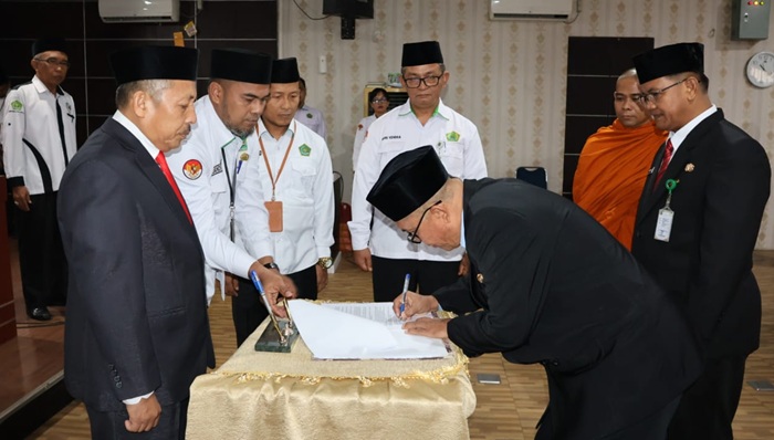 Dorong Sinergitas dan Kerukunan Beragama, Kakanwil Riau Lantik Pembimas dan Pengawas Buddha