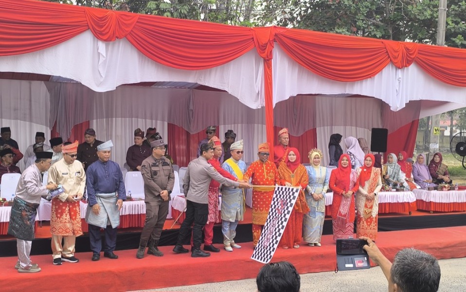 Bupati dan Wabup Pelalawan Lepas 10.000 Peserta Kirab Budaya Rangkaian Helat Pelalawan ke-27