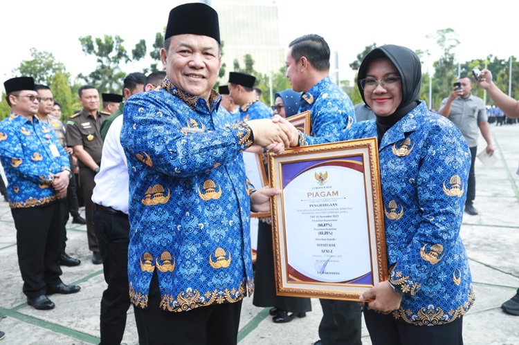 Bupati Siak Terima Penghargaan UHC, Komitmen Tingkatkan Layanan Kesehatan