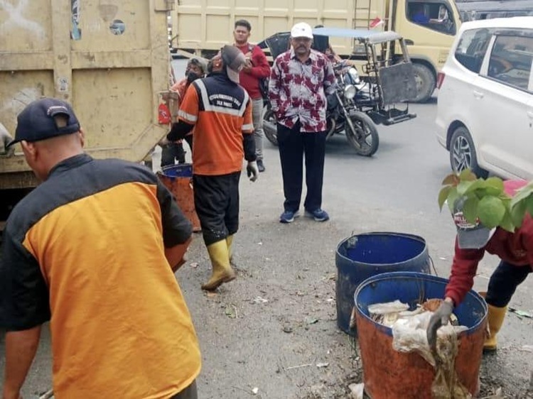 Bupati Rohil Instruksikan DLH Kerahkan Tim Orange Bersihkan Sampah di Bagan Batu