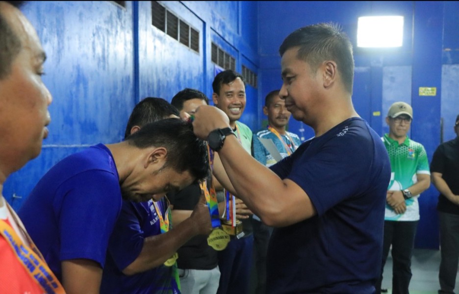 Kemenag Kampar Juara Turnamen Badminton HUT ke-76 Kampar