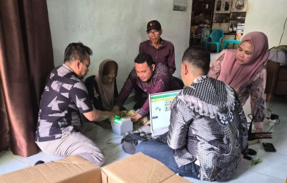 Jemput Bola, Disdukcapil Kampar Lakukan Perekaman e-KTP Kepada Lansia Sakit di Bangkinang