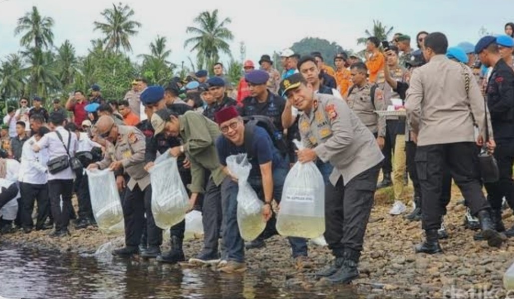 Rangkaian HUT Bhayangkara, Polda Riau Tanam 79 Pohon-Lepas 7.900 Ikan Lomak di Kampar