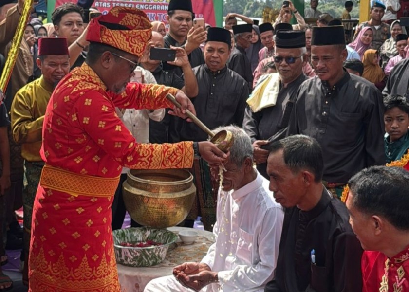 Komitmen Dukung Kelestarian Budaya, Bupati  dan Wabup Hadiri Festival Togak Tonggol dan Mandi Balimau Kasai Peraih Terbaik Atraksi Budaya