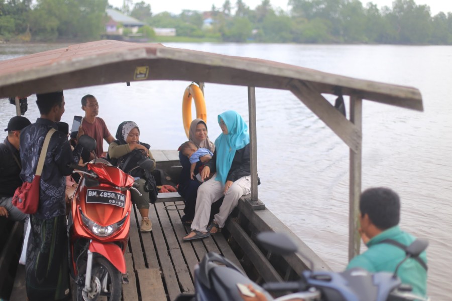 Nostalgia, Dr.Afni Naik Sampan Kunjungi Pasar di Mempura