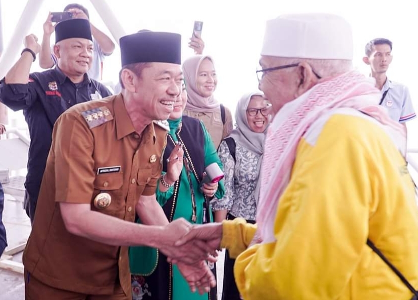 Bupati Afrizal Sintong Jemput Langsung Jamaah Haji Kloter 14 Asal Rokan Hilir