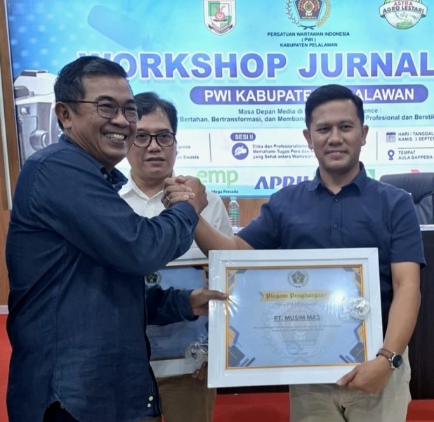 PWI Pelalawan Anugerahi PT Musim Mas Mitra Terbaik