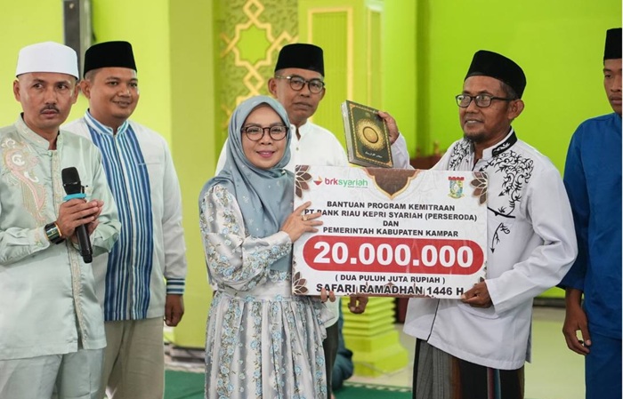 Safari Ramadhan di Desa Deli, Wakil Bupati Serahkan Bantuan CSR Bank RiauKepri dan BAZNAS