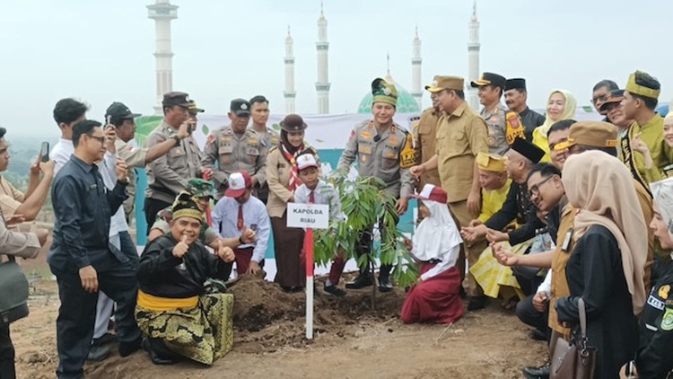 Bupati Rohul dan Kapolda Riau Tanam Pohon, Teguhkan Komitmen Pelestarian Lingkungan dan Sinergi Bersama