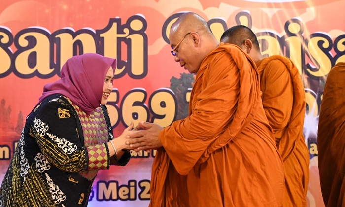 Perayaan Dharmasanti Waisak 2025, Kasmarni Apresiasi Kontribusi Umat Budha Jaga Keharmonisan Sosial di Bengkalis