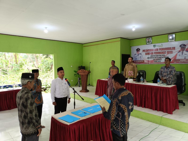 Dihadiri Sekcam Bantan, Pj Kades Resmi Melantik Hendro Mulyono Sebagai Sekdes Bantan Sari
