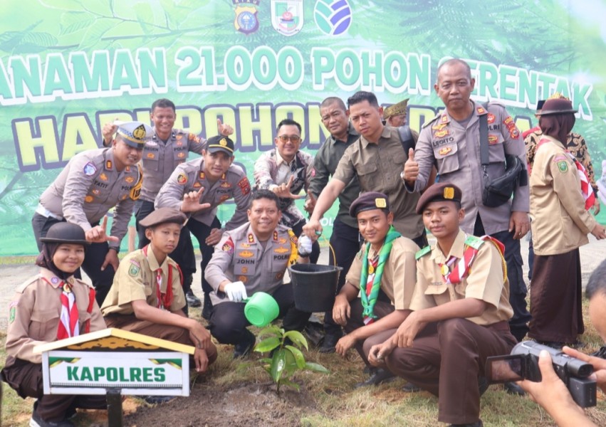 Polres Pelalawan Tanam Ribuan Pohon, Wujudkan Riau Hijau di Hari Pohon Sedunia