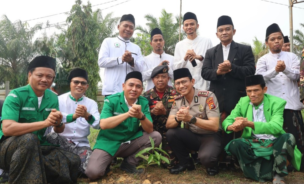 Hari Santri 2026,  Kapolres Pelalawan Pusatkan Kegiatan di Ponpes Badrul Hidayah Tanam Pohon dan Upacara