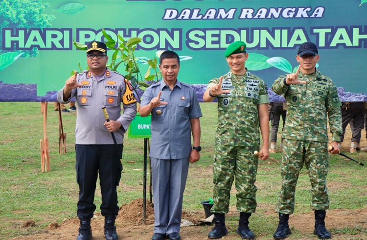 Tiga Tokoh Hulu Kampar Terima Penghargaan Lingkungan Dari Kapolres, 21 Ribu Pohon Ditanam Di Hari Pohon Sedunia