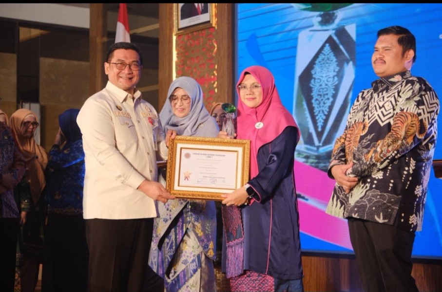 Perempuan Bersinar dari Riau, Afni Zulkifli Terima Anugerah Baiduri 2025