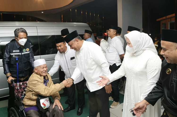 Bupati dan Wabup Rohul Sambut Hangat Kepulangan Jamaah Haji Kloter 9,  Pemerintah Pastikan Pelayanan dan Pemulangan Jamaah Berjalan Lancar dan Penuh Kenyamanan