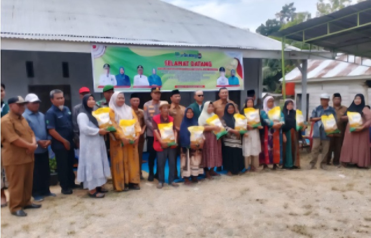 Pemkab Rohul Tebar 10 Ribu Bibit Ikan dan Tanam Pohon di Teluk Aur