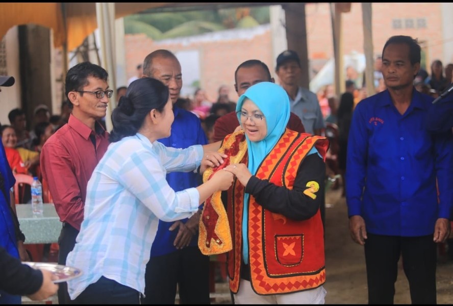 Warga Nias Tualang Bersatu, Tumpah Ruah ke Jalan Menari Maena Dukung Dr.Afni Jadi Bupati