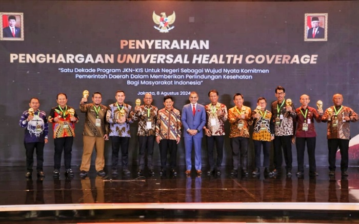 Capai UHC 96.99%, Pj. Bupati Tapteng Terima UHC Award dari Wapres RI.