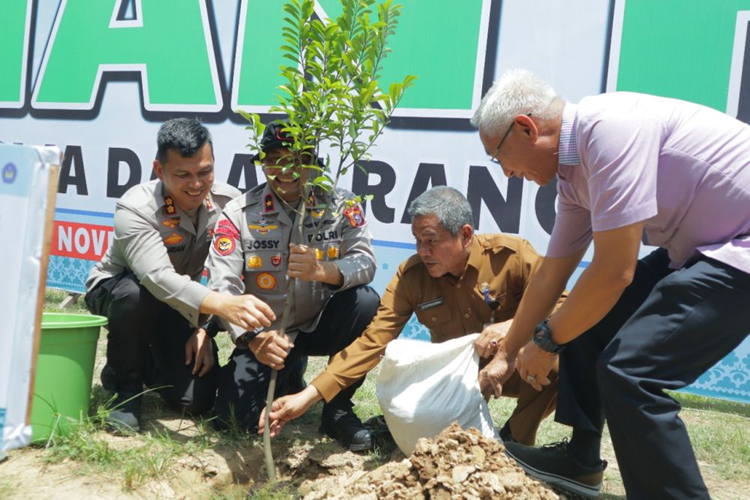 Polres Inhu Tanam Pohon Cegah Abrasi Sungai Indragiri, Gandeng Tiga Kampus, Wujudkan Program Green Policing