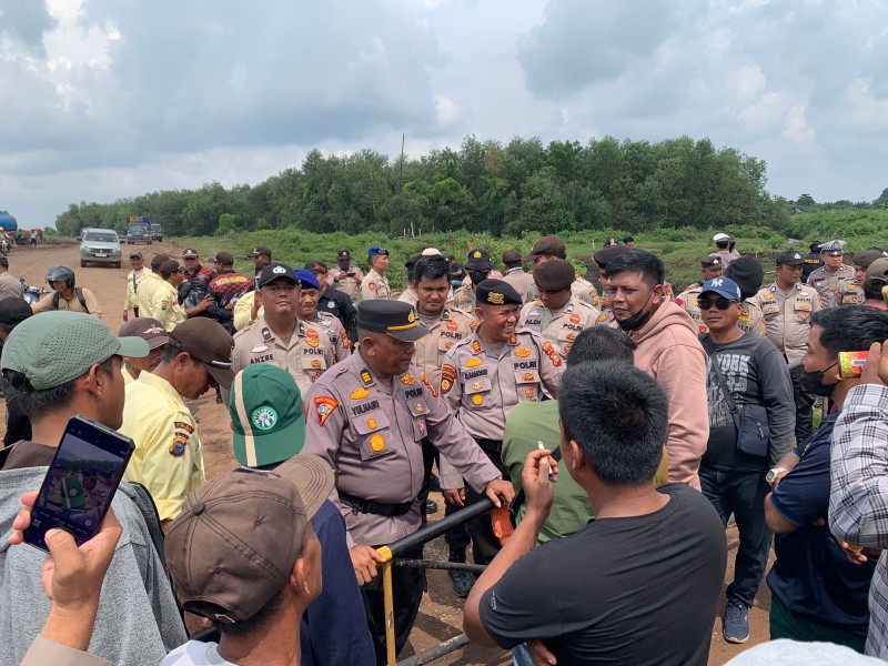Polres Pelalawan Kawal Aksi Damai Aliansi Pemuda Desa Kubangan di PT. Arara Abadi