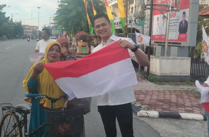 Wakil Ketua DPRD Bengkalis Bagikan 500 Lembar Bendera Merah Putih