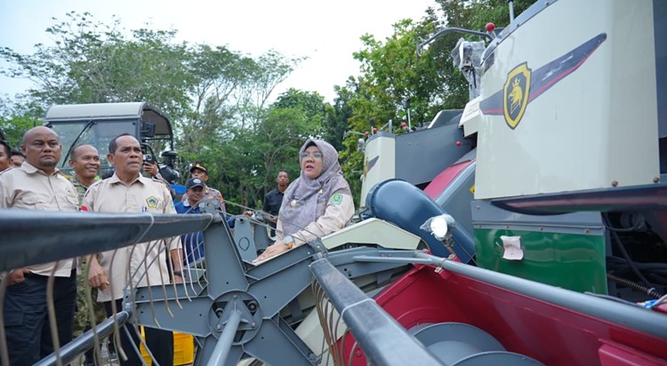 Bupati Afni Lantik Pengurus KTNA, Salurkan Alsintan Rp15 Miliar