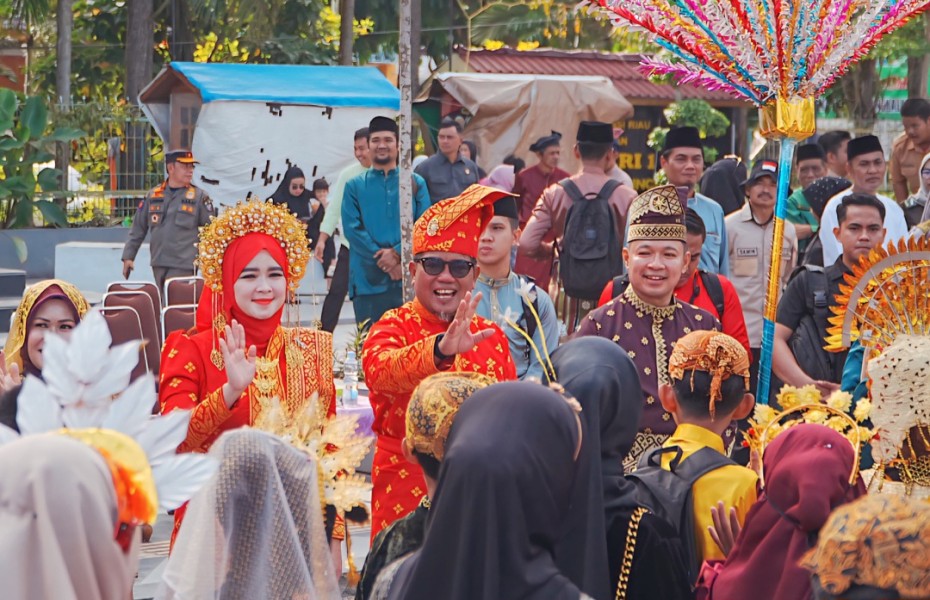 Bupati dan Wakil Bupati Pelalawan Lepas Pawai Budaya Sempena HUT Pelalawan ke-26