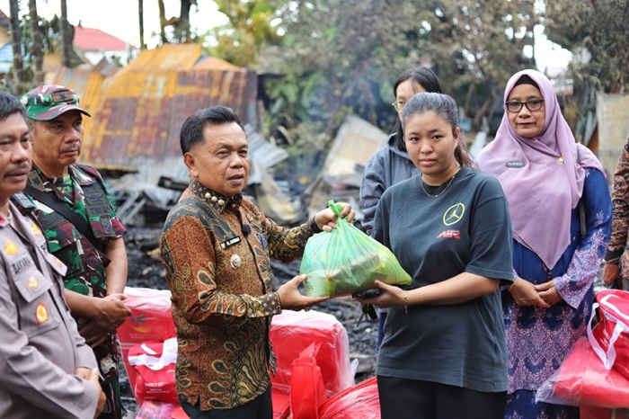 Bupati Meranti Serahkan Sejumlah Bantuan Untuk Korban Kebakaran Rumah