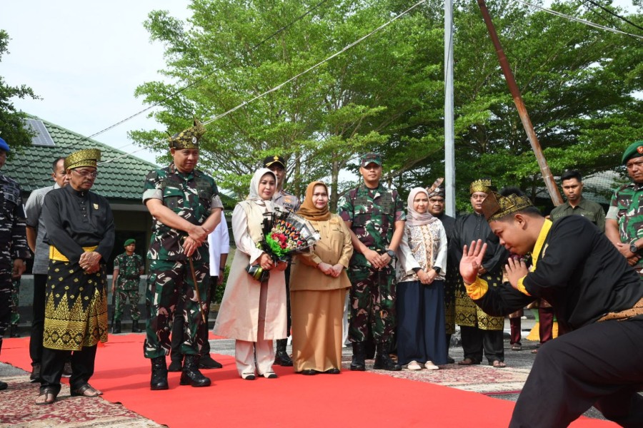Kunjungan ke Bengkalis, Bupati Kasmarni Sambut Kedatangan Danrem 031 Wira Bima di Makodim