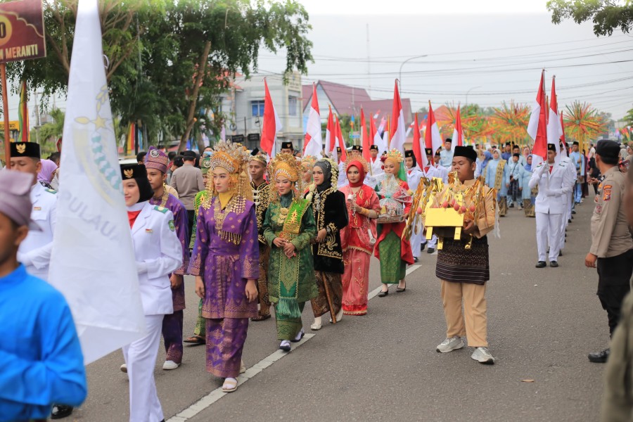 Bupati Asmar Pimpin Pawai Taaruf Kafilah Kepulauan Meranti pada MTQ ke-43 Tingkat Provinsi Riau di Bengkalis